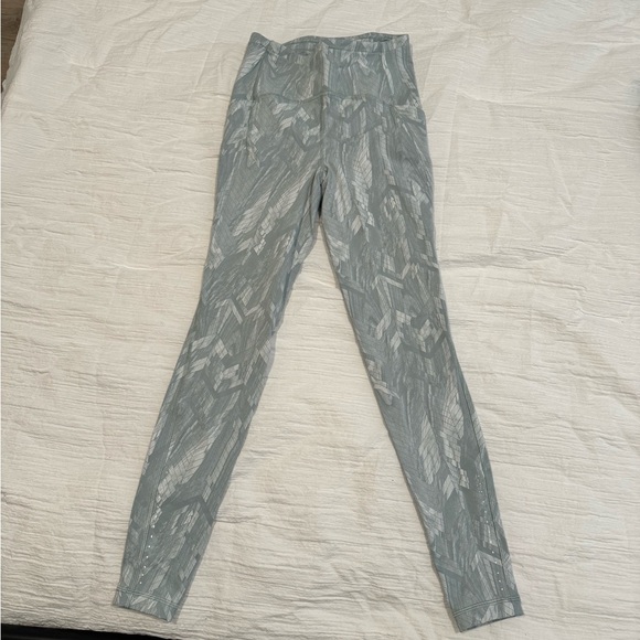 Lululemon reverberate chevron legging size 6 - Picture 2 of 5